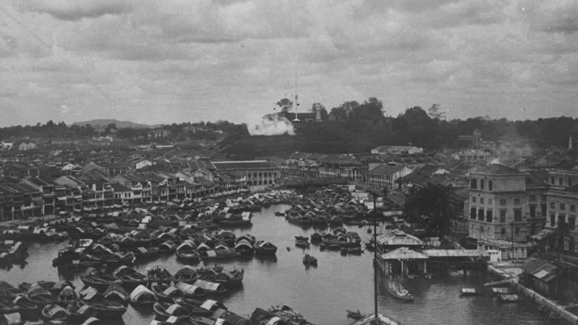 Barche al vecchio porto commerciale lungo il fiume Singapore