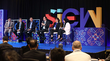 Interactive panel session at SIEW with energy industry professionals discussing global energy challenges.