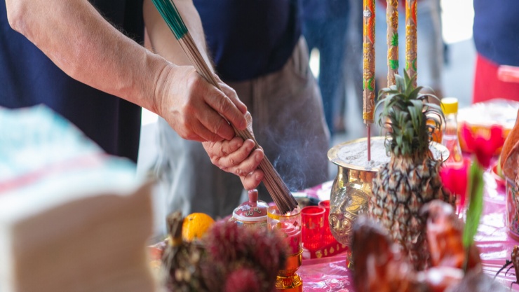 Dieses chinesische Fest hat seine Wurzeln im buddhistischen und taoistischen Glauben und ehrt die Verstorbenen.