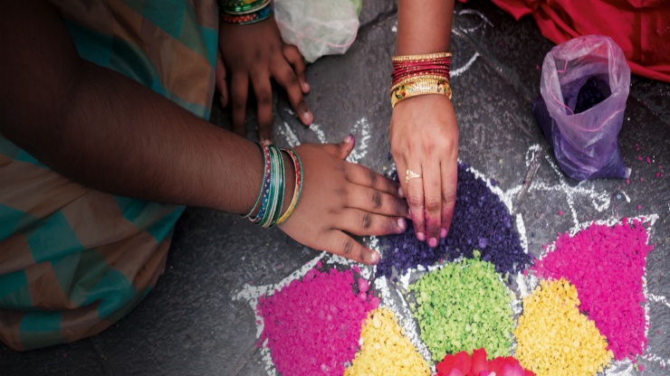 Pärchen kauft Dekoartikel während des Pongal-Festes