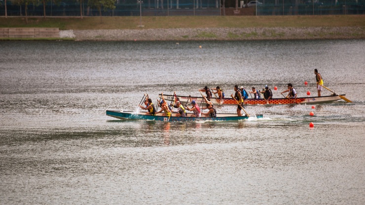 Nikmati bacang lezat sembari menonton balap Perahu Naga yang seru di festival tradisional Tionghoa ini.