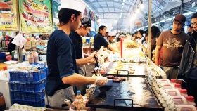 Jangan lupa berkunjung ke Geylang Serai Bazaar guna memborong beragam barang dan koleksi festival.