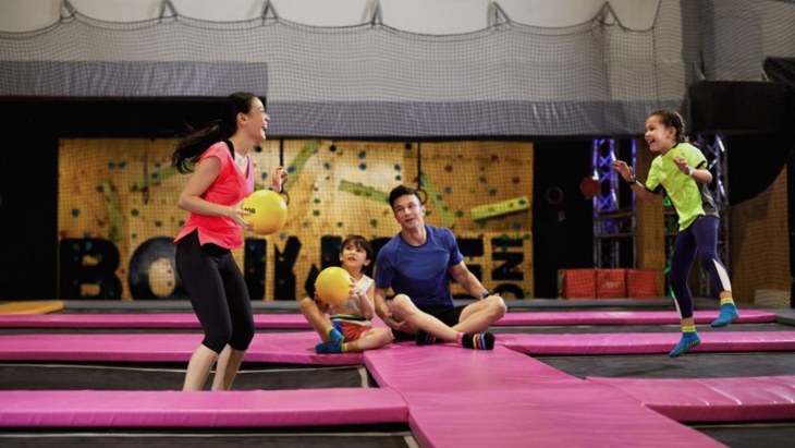 Gia đình chơi bóng tại Công viên bạt nhún BOUNCE Trampoline Park