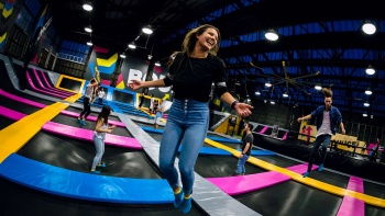 Hình chụp góc rộng bên trong Công viên bạt nhún BOUNCE trampoline park 