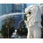 Bức hình chụp Merlion theo chiều thẳng đứng đang phun nước vào ban ngày trên nền là đường chân trời Singapore